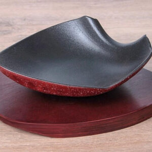 serving cast iron frying pan on a wooden stand 20cm*18cm