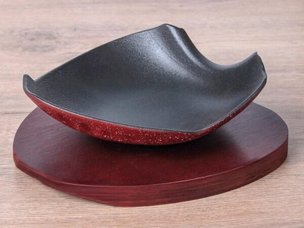 serving cast iron frying pan on a wooden stand 20cm*18cm